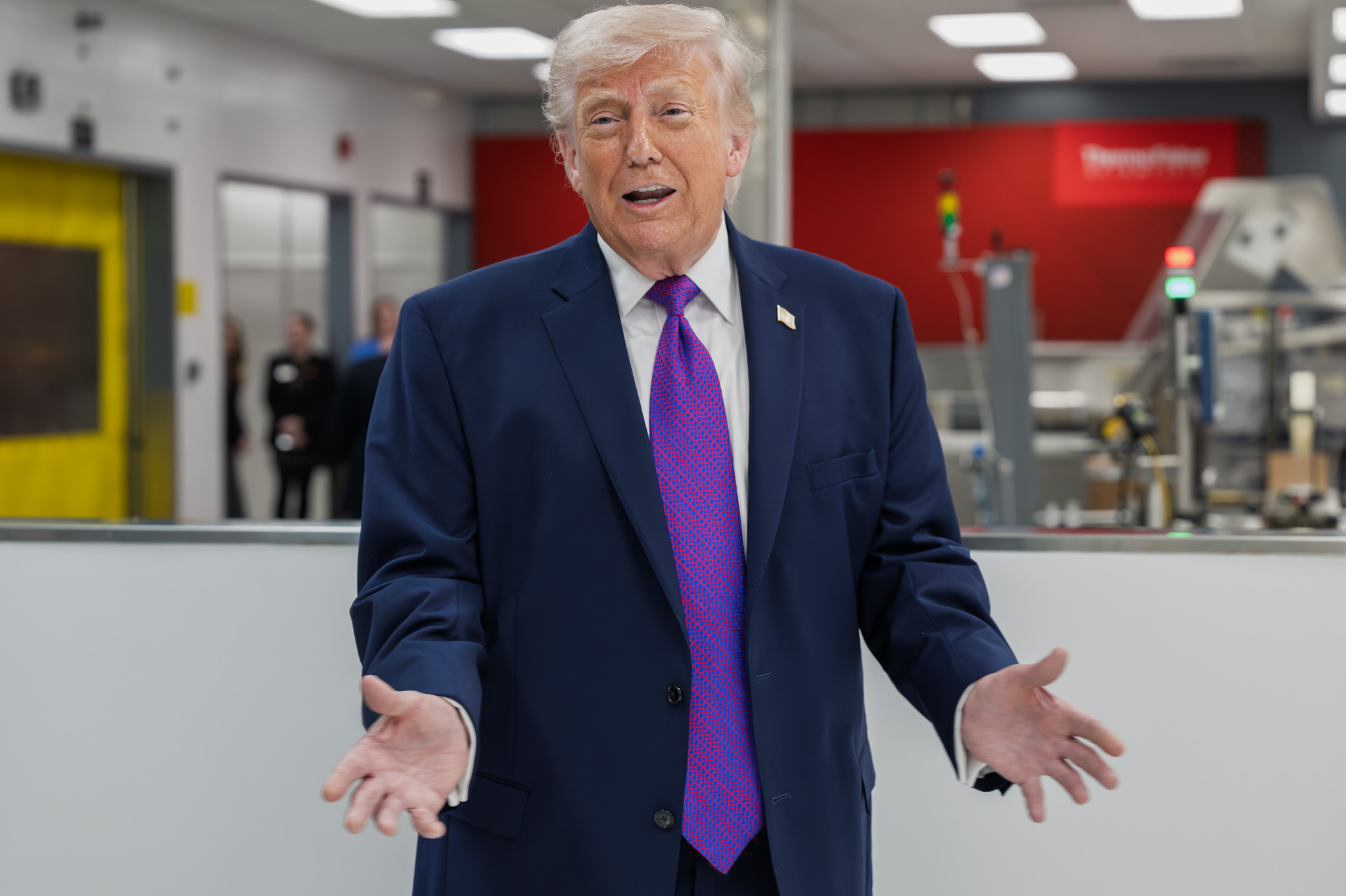 The President addresses the room during the Thermo Fisher Scientific visit